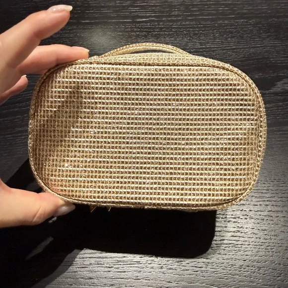 Dior Holiday 2025 Cosmetic Bag - Picture 4 of 7